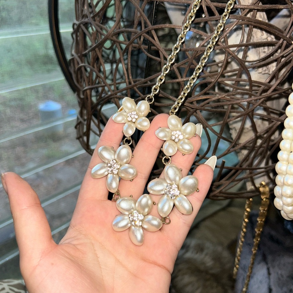 Chic Floral Pearl Necklace